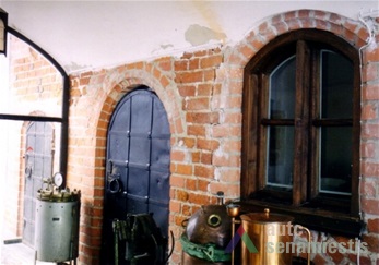 Vakarinio korpuso rytinio fasado šiaurinėje dalyje restauruotos XVI a. gotikinės kompozicijos fragmentas. J. Butkevičienės nuotr., 2002 m.