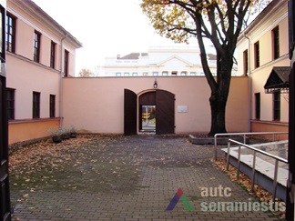 Komplekso rytinis vidinis kiemelis tarp pastatų nr. 18 ir nr. 19. J. Butkevičienės nuotr., 2012 m.