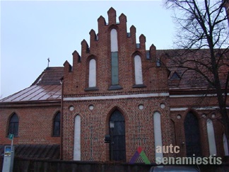 Vytauto bažnyčios kryžiais dekoruotas šiaurinės koplyčios fasadas. J. Butkevičienės nuotr., 2009 m.