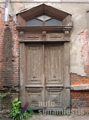 Pagrindinio fasado lauko durys. 2006 m., V. Petrulio nuotr.
