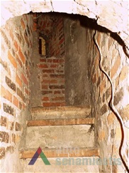 Laiptai bokšto vakarinėje sienoje2012 m., M. Bugailiškytės nuotr., iš KPD Kultūros registro vertybių bylos.